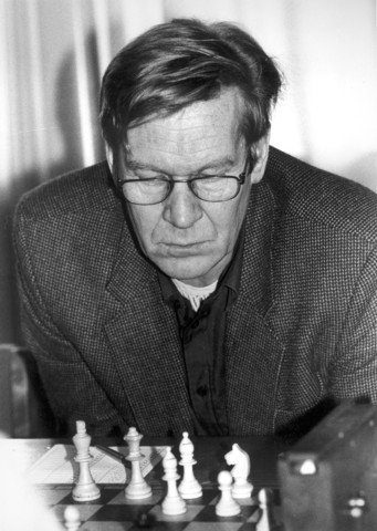 Olli Jantunen oli pitkäaikainen puheenjohtaja ja shakkipalstan tekijä. - shakki029